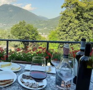 Degustazione con vista valle